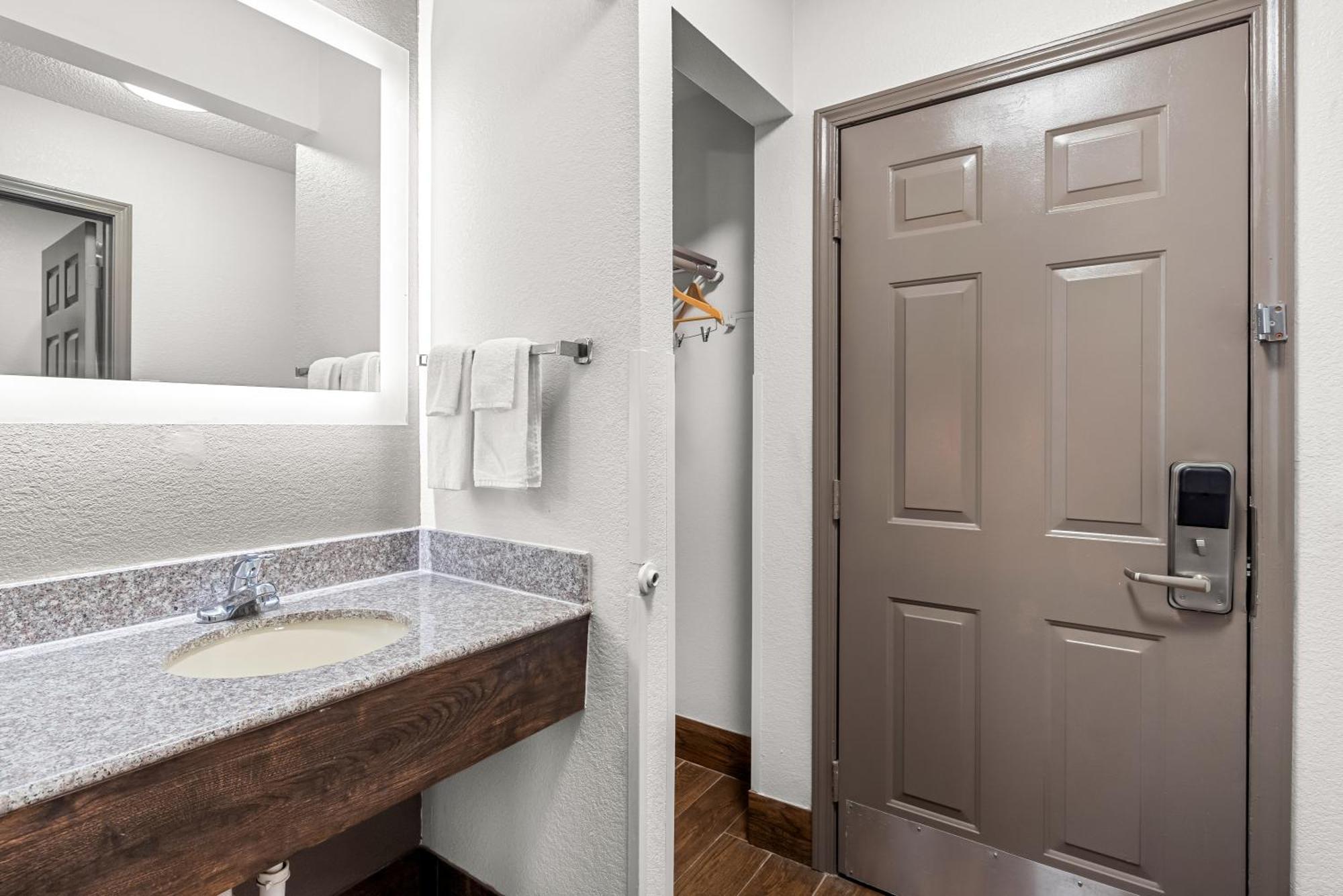 Quality Inn 2*